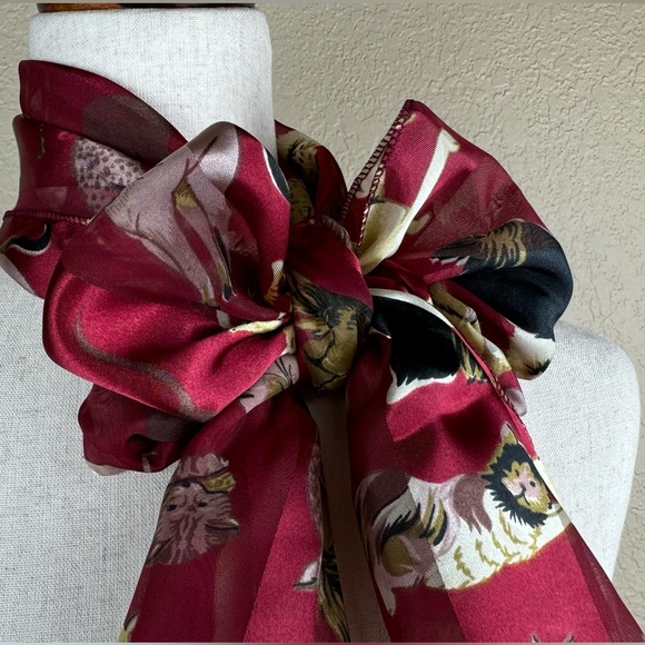 Cat Lover Scarf. No brand. Burgandy color with various cats throughout. One size - Picture 4 of 9